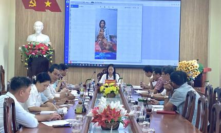 Ảnh: quang cảnh cuộc họp bình xét của Hội đồng thẩm định BTXH xã 